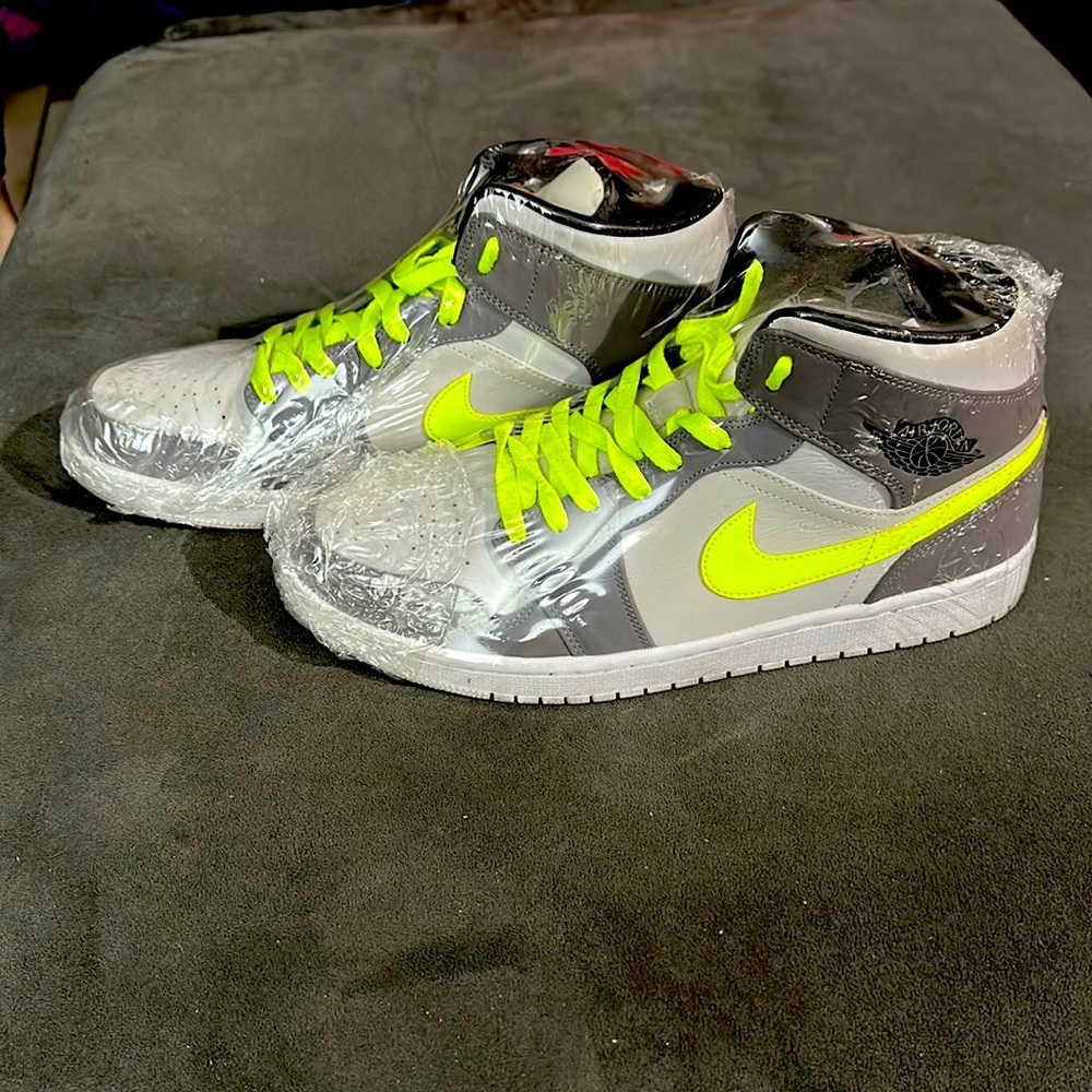 Air Jordan 1 Gunsmoke Volt Near New Condition Sz 10.5